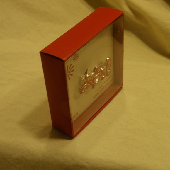 Noel Brooch - Red and Silver - Picture 4 of 6